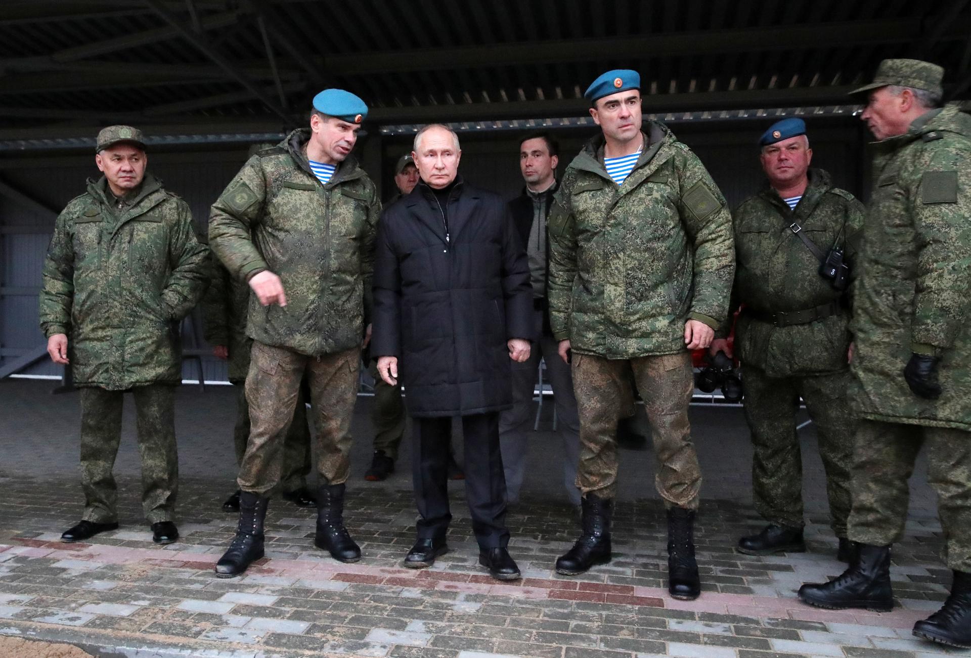 Vladimir Putin visita por sorpresa a las tropas rusas en Jersón y Lugansk Vladimir Putin visita por sorpresa a las tropas rusas en Jersón y Lugansk