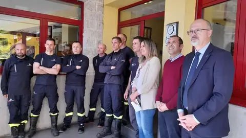 La consejera y el alcalde en las instalaciones canguesas La consejera y el alcalde en las instalaciones canguesas