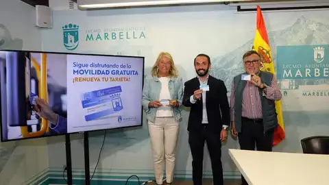 Ángeles Muñoz, Enrique Rodríguez y Baldomero León con la tarjeta gratuita del autobús Ángeles Muñoz, Enrique Rodríguez y Baldomero León con la tarjeta gratuita del autobús
