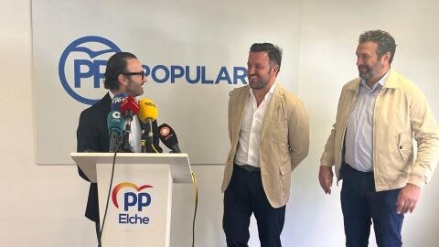 Jacinto Costa, Pablo Ruz y José Antonio Román en la sede del PP de Elche.