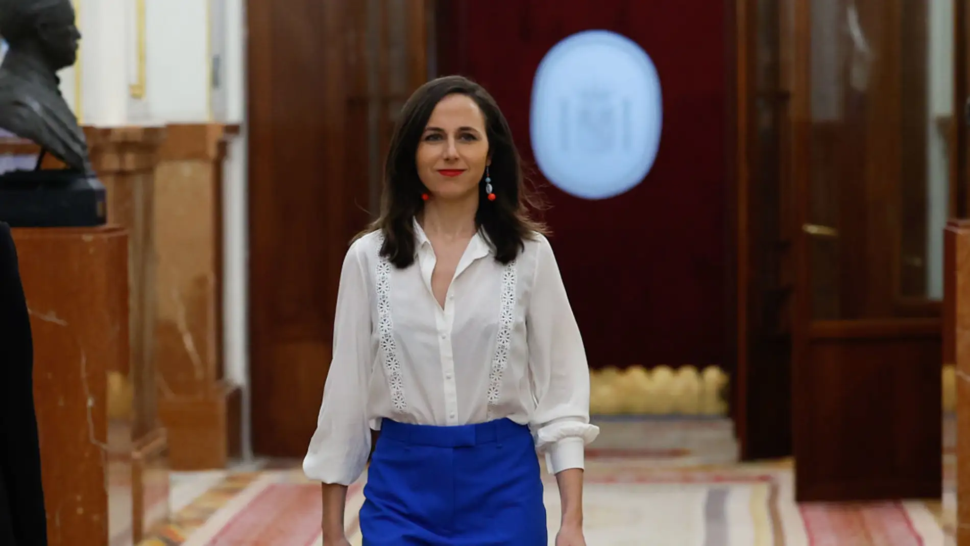 La ministra de Derechos Sociales y Agenda 2030, Ione Belarra, camina por los pasillos del Congreso 