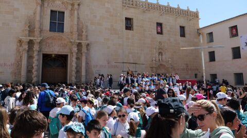 La Peregrina Escolar previa al día grande de Santa Faz en Alicante 