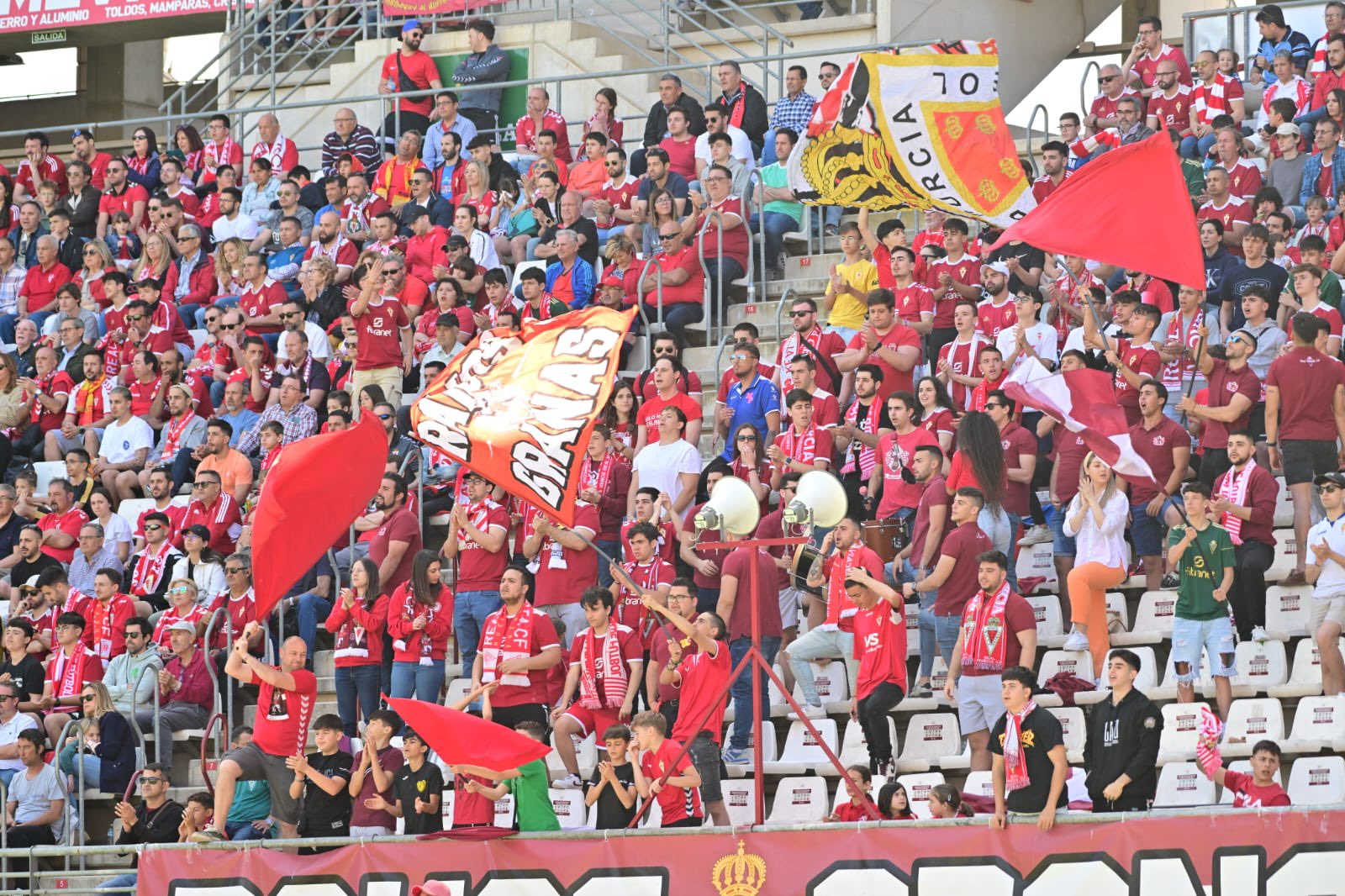 El Real Murcia afronta "seis finales" con el apoyo de su afición El Real Murcia afronta "seis finales" con el apoyo de su afición
