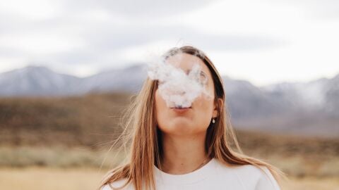 Una joven fumando