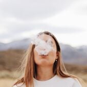 Una joven fumando