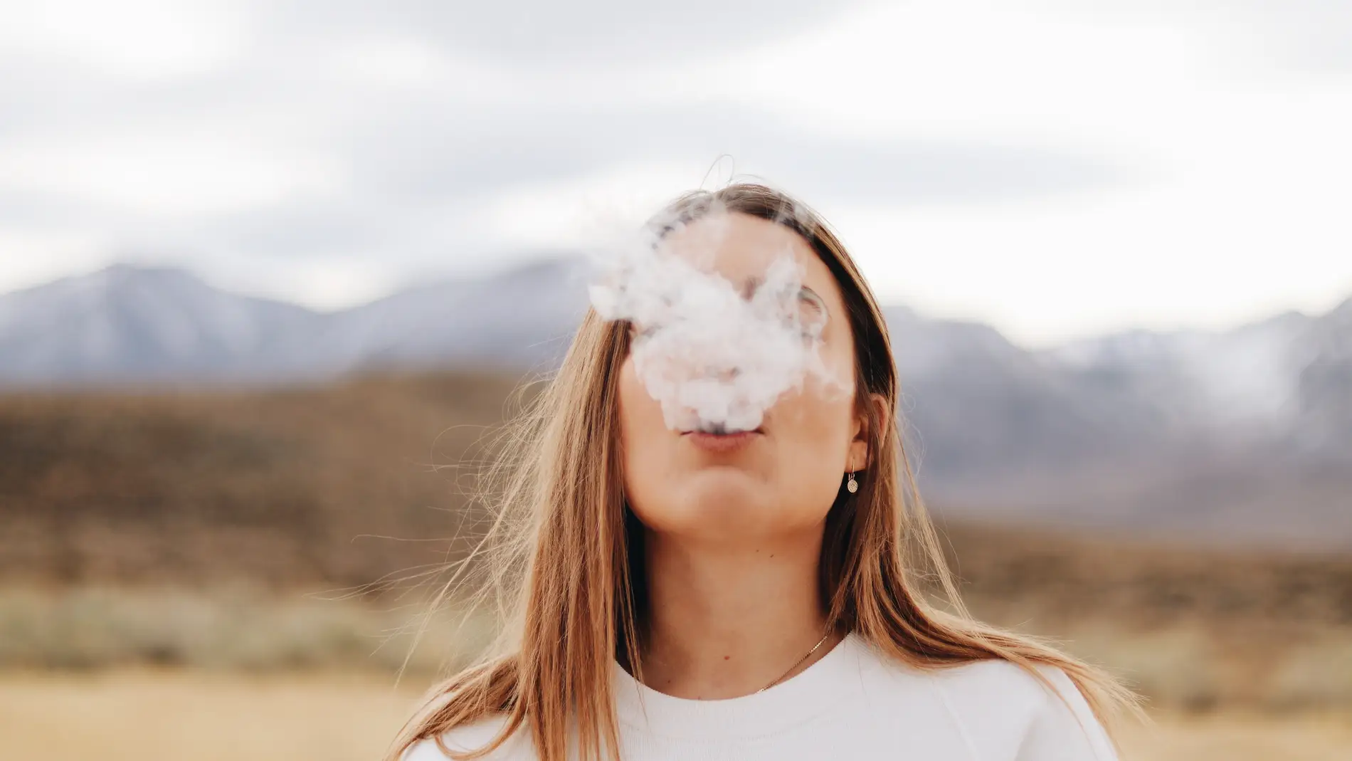 Una joven fumando