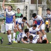 Jugadores del Burladés celebran uno de los goles en la victoria de la pasada jornada frente al Beti Onak