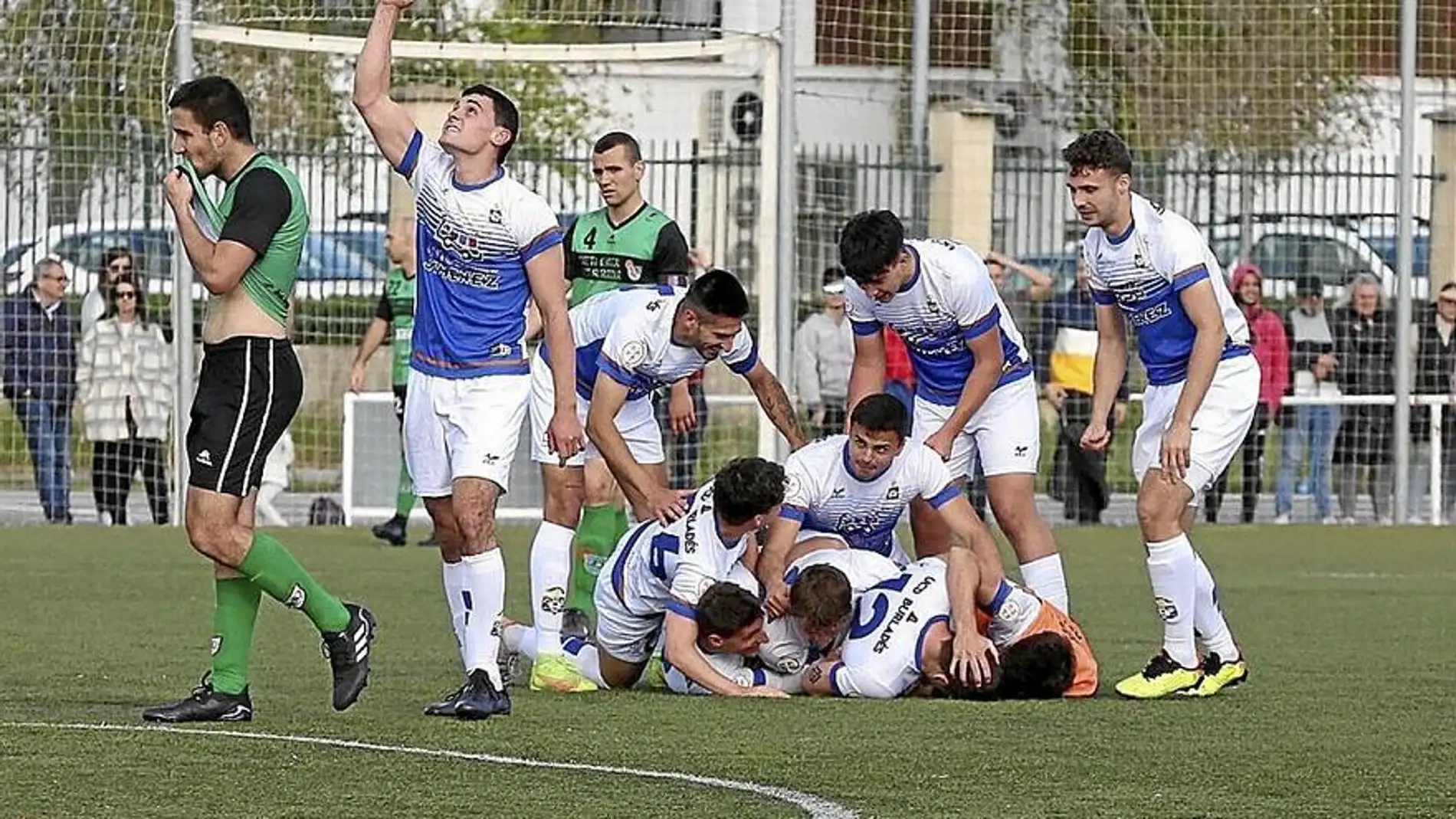 Jugadores del Burladés celebran uno de los goles en la victoria de la pasada jornada frente al Beti Onak