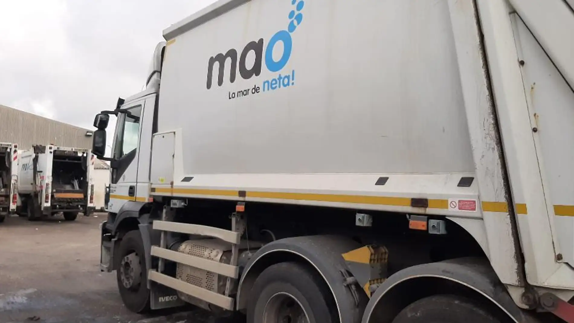 Un camión del servicio de recogida de residuos en Maó. 