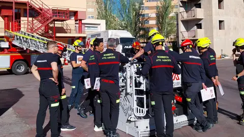 Bomberos de Albacete se forman en posicionamiento avanzado y prestaciones del nuevo vehículo autoescala Bomberos de Albacete se forman en posicionamiento avanzado y prestaciones del nuevo vehículo autoescala