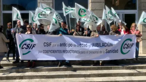 CSIF se concentra ante las subdelegaciones para exigir jubilación anticipada voluntaria en Sanidad .