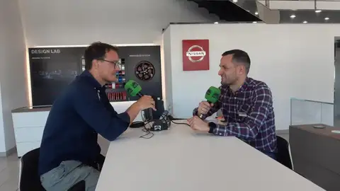 Instalaciones de Nissan-Roipesa Abel Millán charla con Aitor Díaz, jefe de ventas de Roipesa