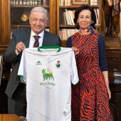 López Obrador con la camiseta del Racing de Santander