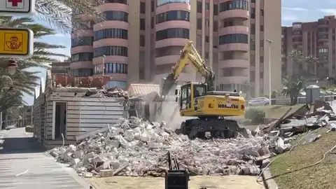 Retroexcavadora en Arenales del Sol de Elche. Comienza en Arenales del Sol de Elche el derribo del edificio municipal de la parcela en la que se construirá el centro social
