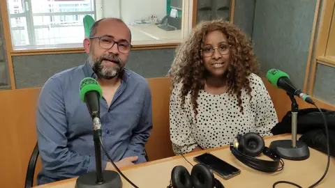 Los organizadores de "Un Mundo en ...Caldas de Reis" en los estudios de Onda Cero Ponteveda Sus organizadores son Sergio Ariel y Amor Herrera.