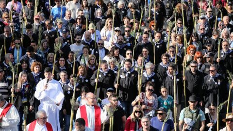 La Peregrina discurre por la avenida de Dénia rumbo al Monasterio de La Santa Faz 