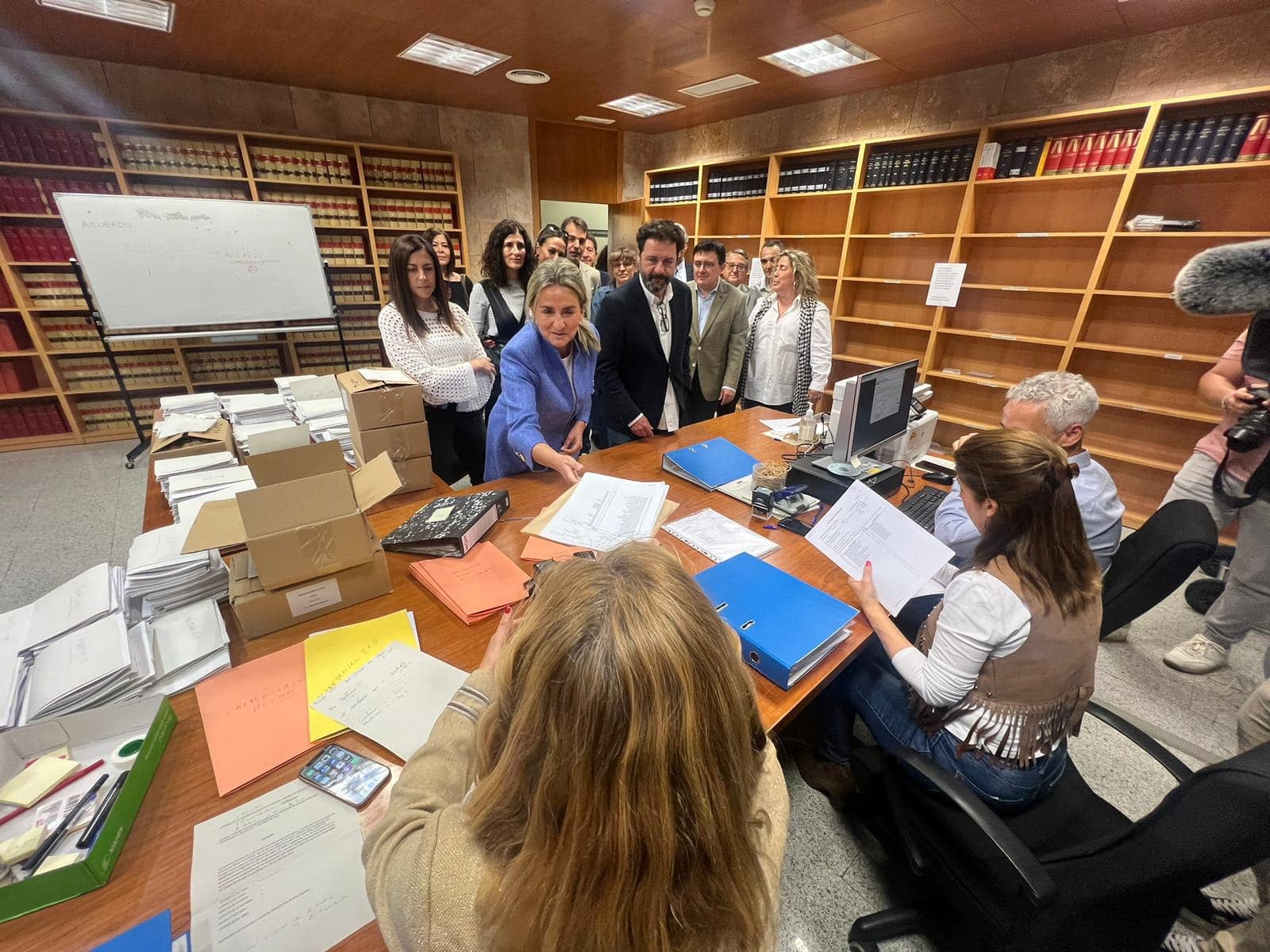 Milagros Tolón presenta su candidatura para las elecciones municipales de Toledo en la Junta Electoral Milagros Tolón presenta su candidatura para las elecciones municipales de Toledo en la Junta Electoral