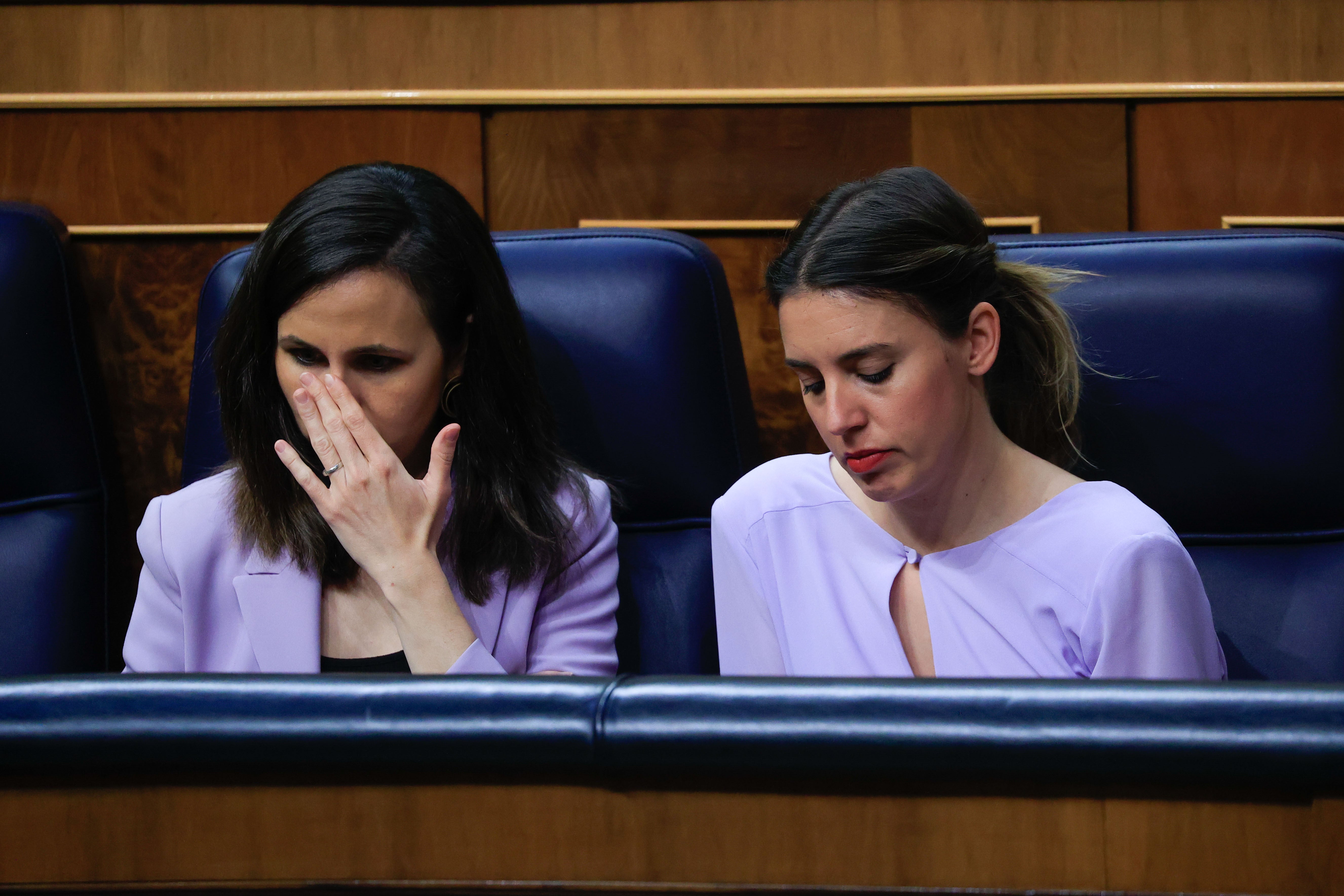 La reacción del PP tras aprobarse la reforma del 'Sólo sí es sí': aplausos ante la soledad de Montero y Belarra La reacción del PP tras aprobarse la reforma del 'Sólo sí es sí': aplausos ante la soledad de Montero y Belarra