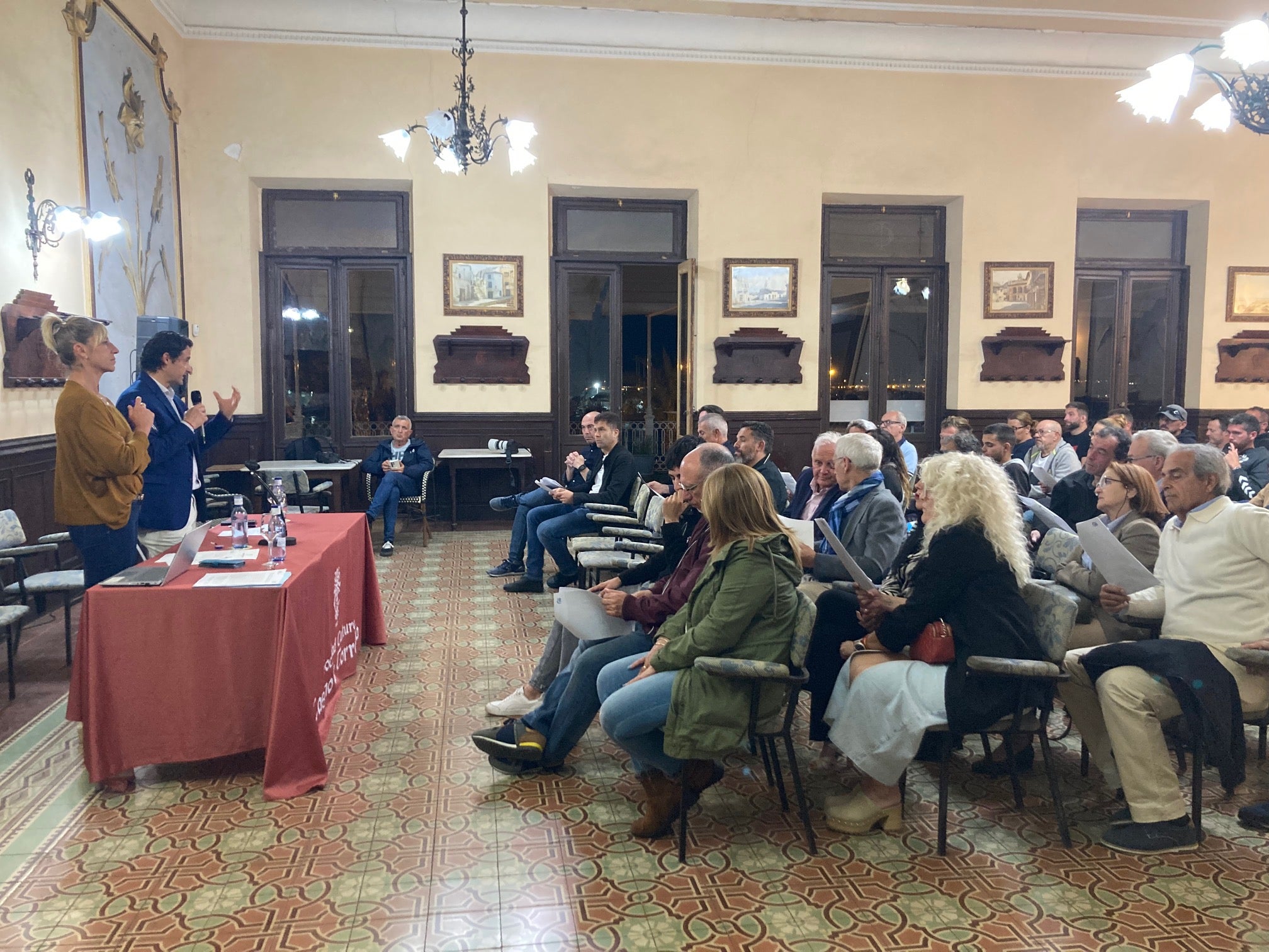 Eduardo Dolón (PP) firma su contrato electoral con los clubes deportivos de Torrevieja Eduardo Dolón (PP) firma su contrato electoral con los clubes deportivos de Torrevieja