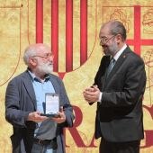 Jesús Puerto recibiendo la Medalla al Mérito Profesional de manos del presidente Javier Lambán