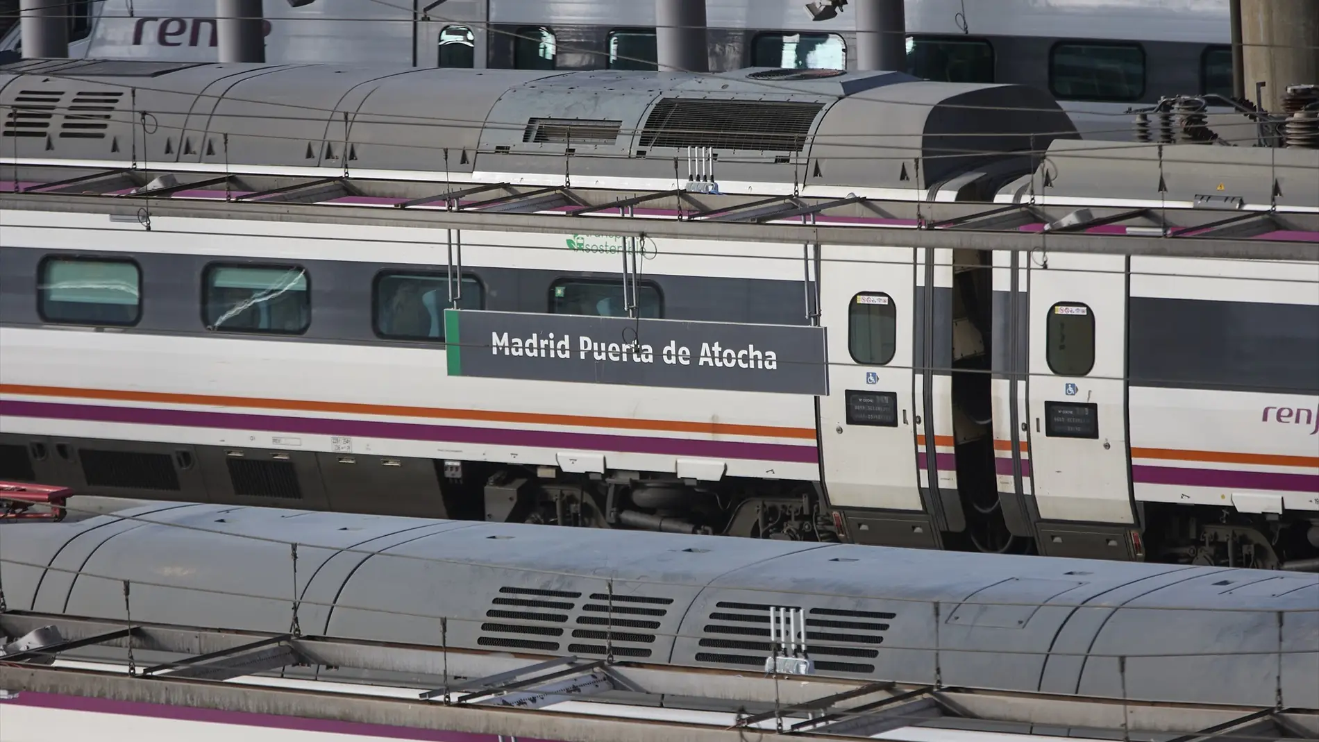 Un tren de cercanías en la estación de Almudena Grandes-Atocha Cercanías.