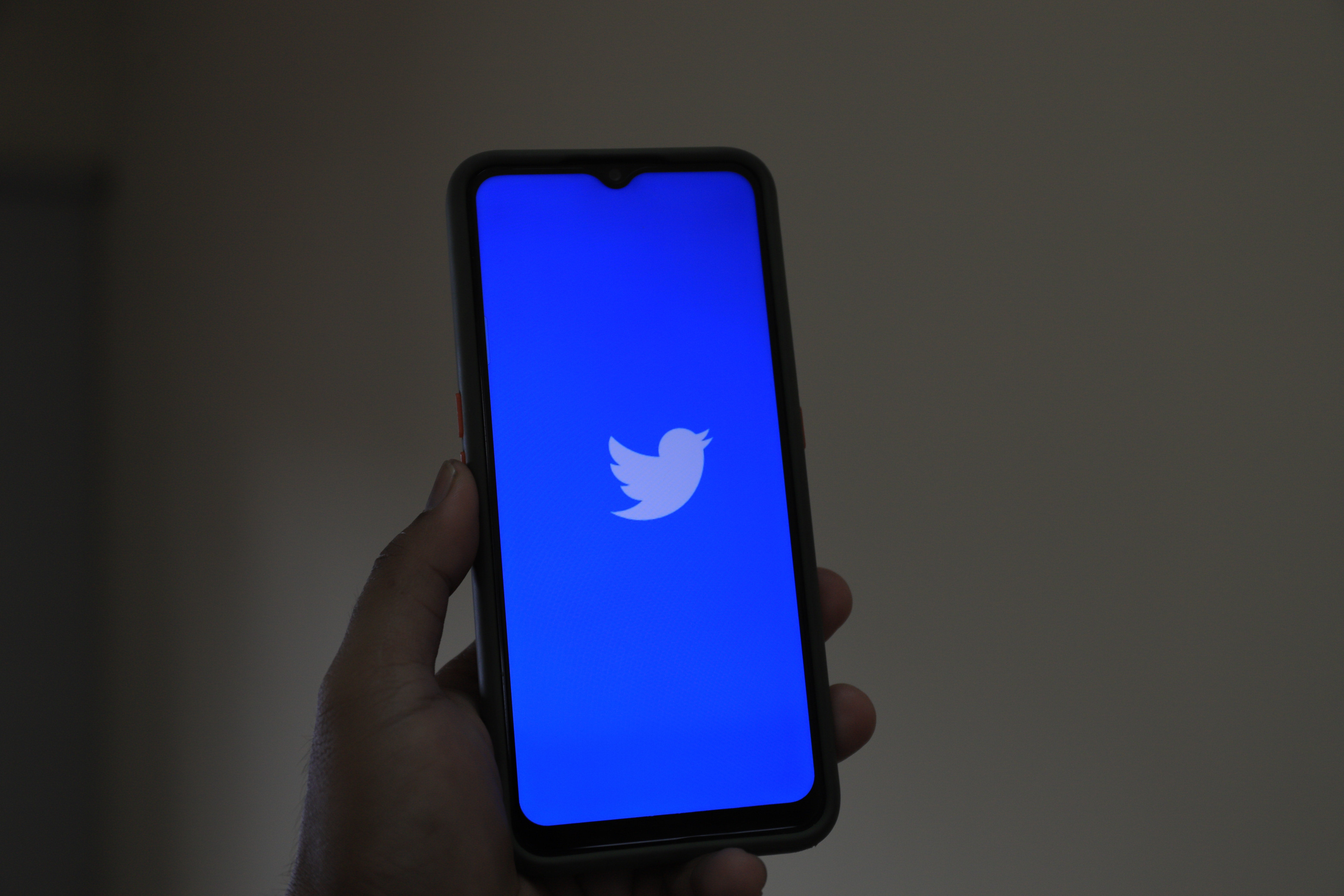 Twitter elimina las verificaciones azules a todos los que no hayan pagado Twitter elimina las verificaciones azules a todos los que no hayan pagado
