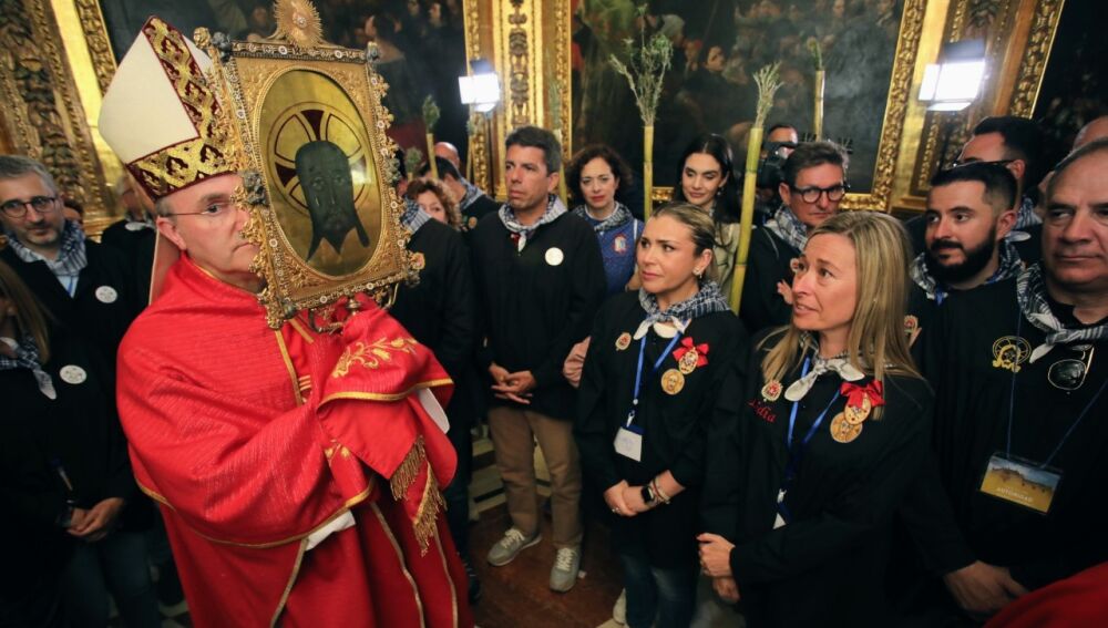 El obispo sostiene el relicario ante la corporación 