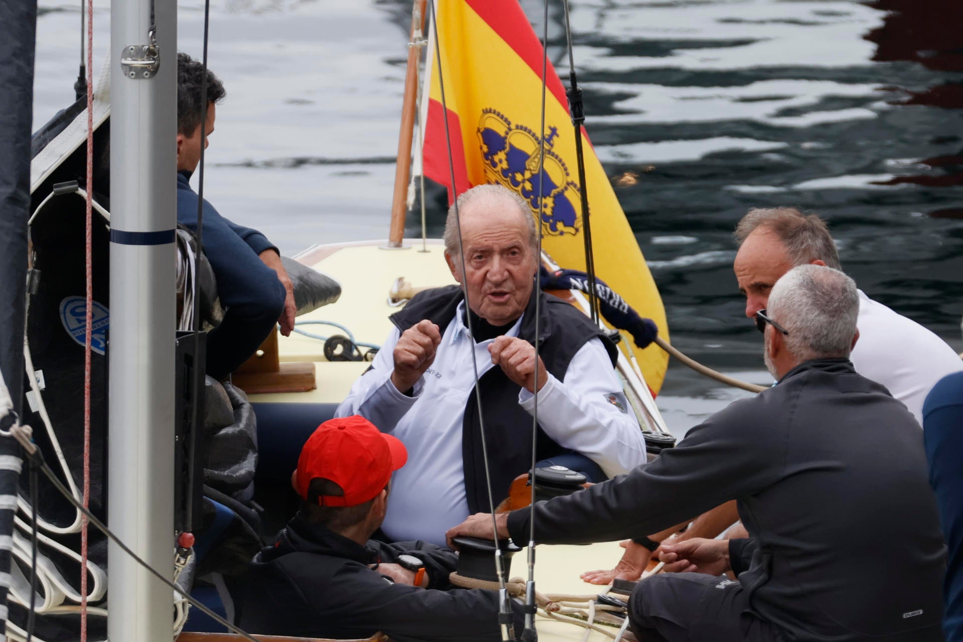 Juan Carlos I navega a bordo del Bribón en Sanxenxo Juan Carlos I navega a bordo del Bribón en Sanxenxo