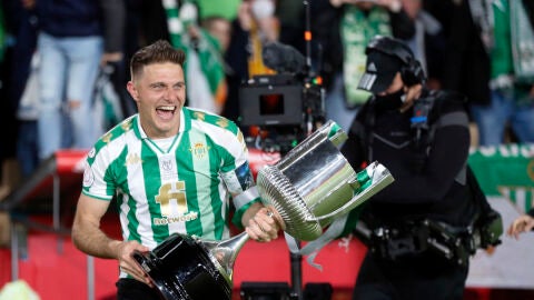 Joaqu&iacute;n rompe a llorar en su despedida: "El Betis es eterno y de mi coraz&oacute;n no se ir&aacute; nunca"