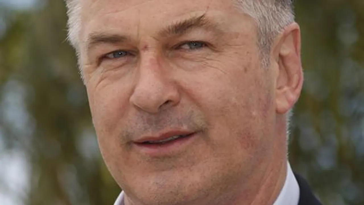 Retiran los cargos por homicidio involuntario a Alec Baldwin