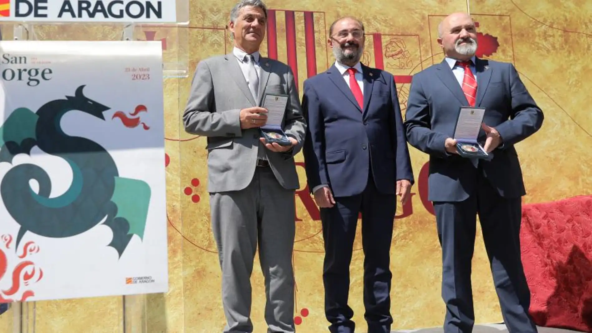 Ángel Jiménez (Alianza Agroalimentaria) y Antonio Betrán (Club Hielo Jaca) han recogido las medallas de manos de Javier Lambán.