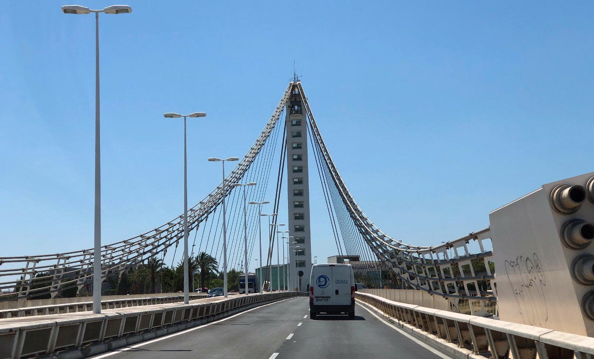El puente del Bimil.lenari de Elche advertirá del exceso de velocidad e incluso alertará al 112 de accidentes El puente del Bimil.lenari de Elche advertirá del exceso de velocidad e incluso alertará al 112 de accidentes