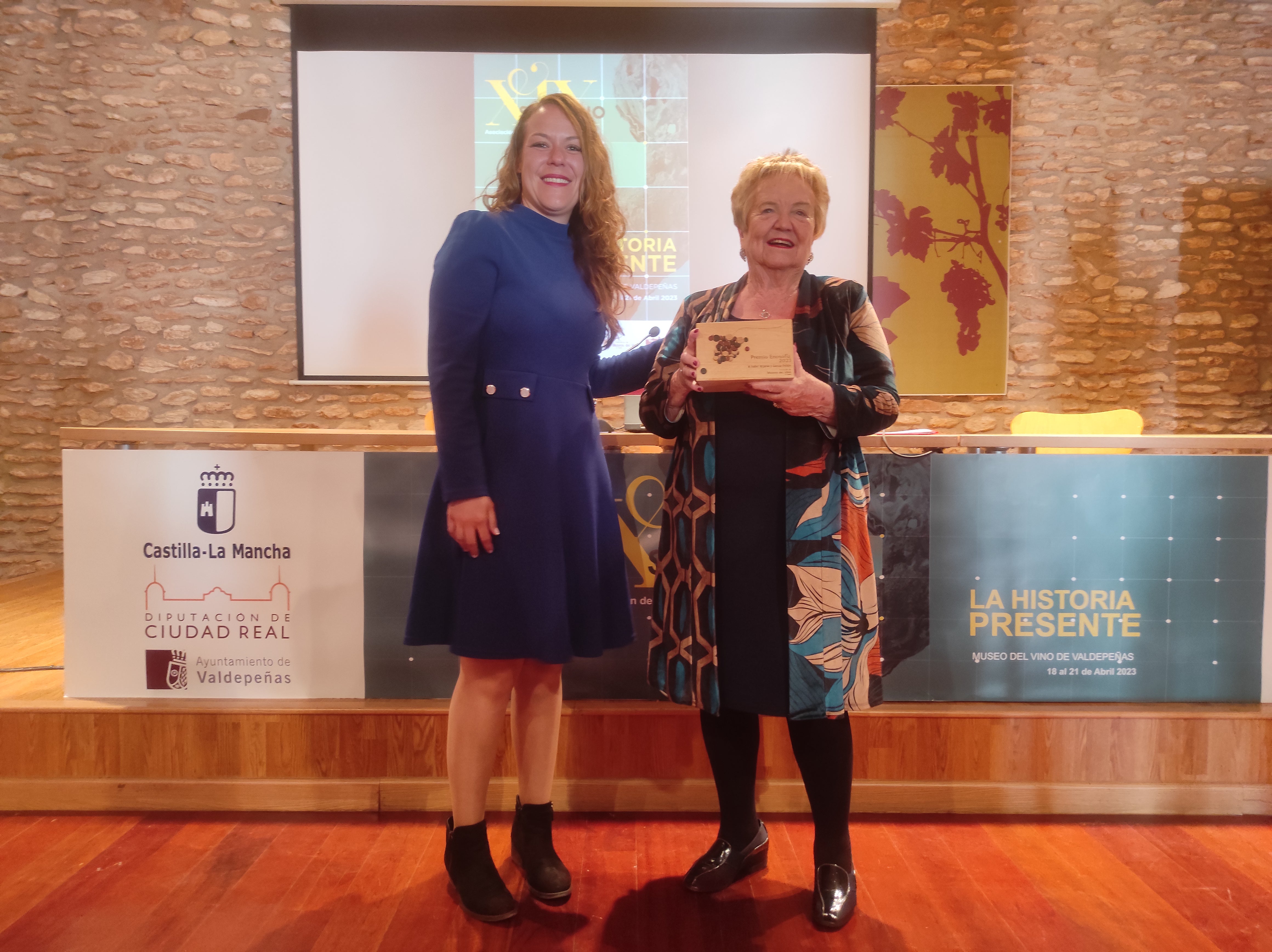 Isabel Mijares recibe en Valdepeñas el premio Enosofía de la Asociación de Museos del Vino de España Isabel Mijares recibe en Valdepeñas el premio Enosofía de la Asociación de Museos del Vino de España