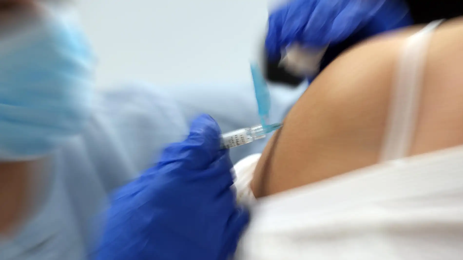 Imagen de archivo de una enfermera poniendo una vacuna.