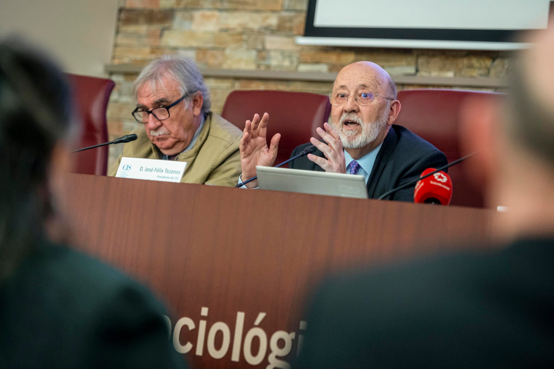 Tezanos responde a las críticas con el "síndrome de la madrastra de Blancanieves" y Echenique lo acusa de "corrupto" Tezanos responde a las críticas con el "síndrome de la madrastra de Blancanieves" y Echenique lo acusa de "corrupto"