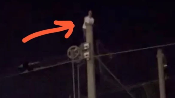 El joven subido a la catenaria El joven subido a la catenaria