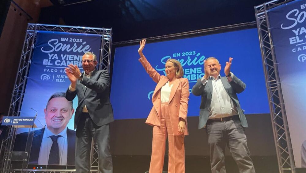 Toni Pérez, Cuca Gamarra y Paco Sánchez en Elda.
