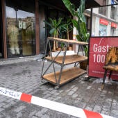 Imagen este sábado del exterior del restaurante donde anoche se produjo un incendio en el que murieron dos personas en la glorieta de Manuel Becerra en Madrid