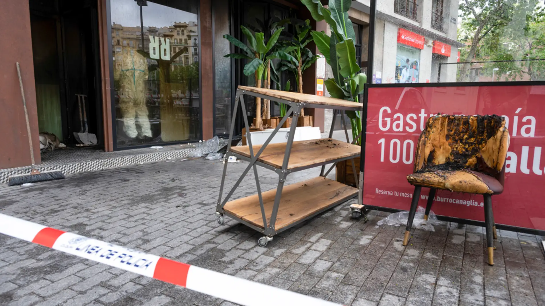 El infierno de los clientes atrapados en el restaurante incendiado: "Los transeúntes intentaron romper el cristal desde la calle para que pudieran escapar"