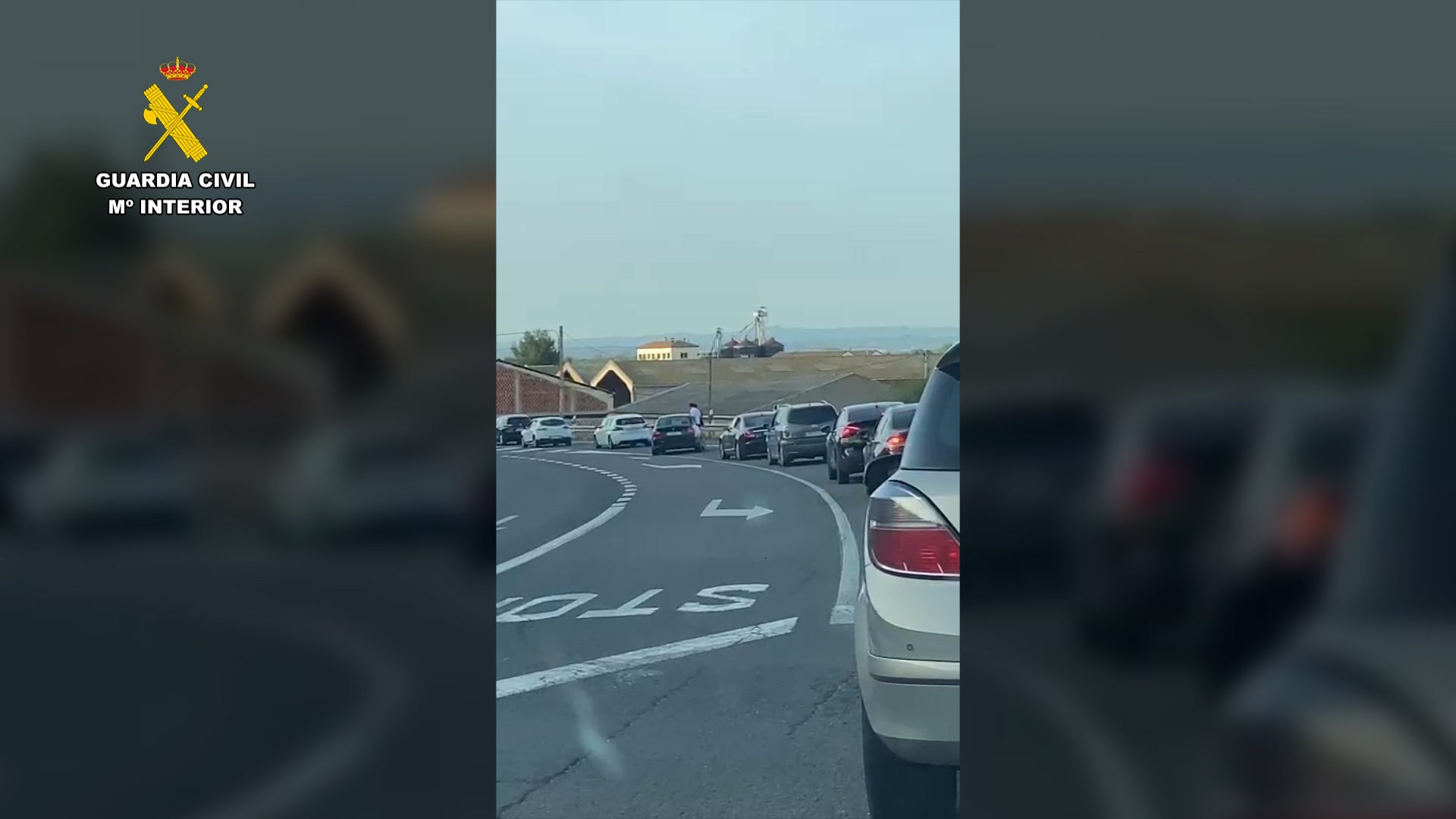 Investigado un conductor por circular con pasajeros sentados en las ventanillas del coche Investigado un conductor por circular con pasajeros sentados en las ventanillas del coche