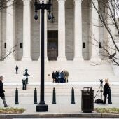 Visitantes se reúnen a la salida de la Corte Suprema en Washington, Estados Unidos, en una fotografía de archivo