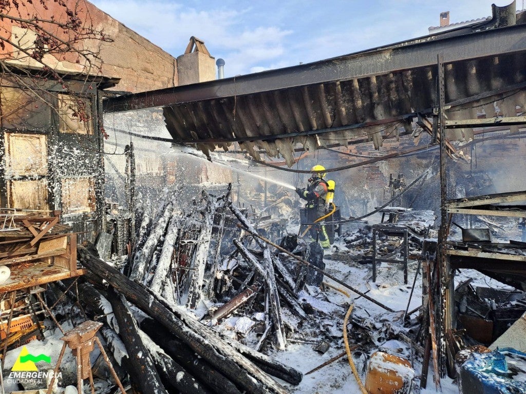 Un incendio arrasa un almacén de maderas en Torralba de Calatava Un incendio arrasa un almacén de maderas en Torralba de Calatava
