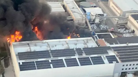 Incendio en la fábrica de CASTER del Parque Empresarial de Elche Incendio en la fábrica de CASTER del Parque Empresarial de Elche