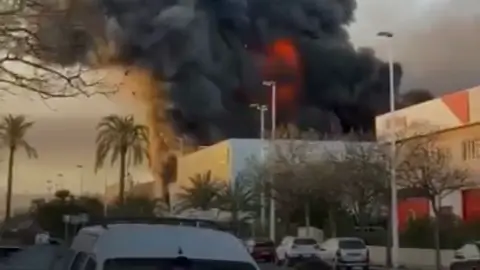 Un incendio quema la nave de CASTER en Elche, empresa líder en planchas de goma para suelas de calzado Un incendio quema la nave de CASTER en Elche, empresa líder en planchas de goma para suelas de calzado