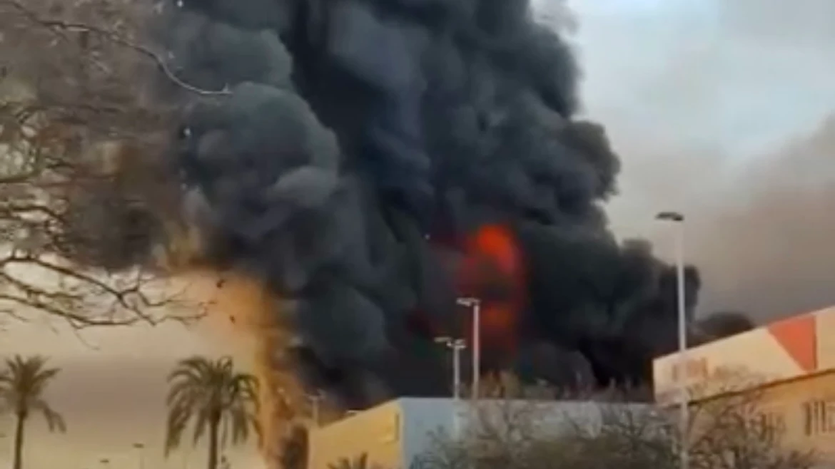 Un incendio quema la nave de CASTER en Elche, empresa líder en planchas de goma para suelas de calzado Un incendio quema la nave de CASTER en Elche, empresa líder en planchas de goma para suelas de calzado