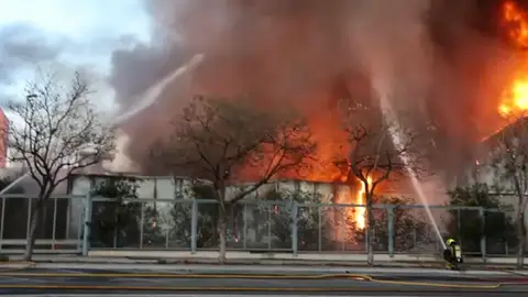El Parque Comarcal de Bomberos se ha tenido que emplear a fondo para sofocar las llamadas del incendio de la nave industrial de CASTER El Parque Comarcal de Bomberos se ha tenido que emplear a fondo para sofocar las llamadas del incendio de la nave industrial de CASTER