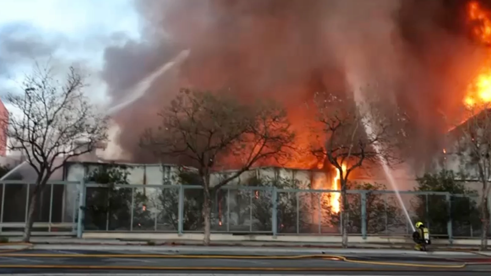 El Parque Comarcal de Bomberos se ha tenido que emplear a fondo para sofocar las llamadas del incendio de la nave industrial de CASTER El Parque Comarcal de Bomberos se ha tenido que emplear a fondo para sofocar las llamadas del incendio de la nave industrial de CASTER