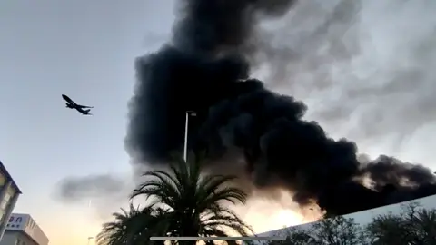 El tráfico aéreo no se ha visto afectado pese a la altura de unos 30 metros que han alcanzado las llamas del incendio de la nave de Cáster El tráfico aéreo no se ha visto afectado pese a la altura de unos 30 metros que han alcanzado las llamas del incendio de la nave de Cáster