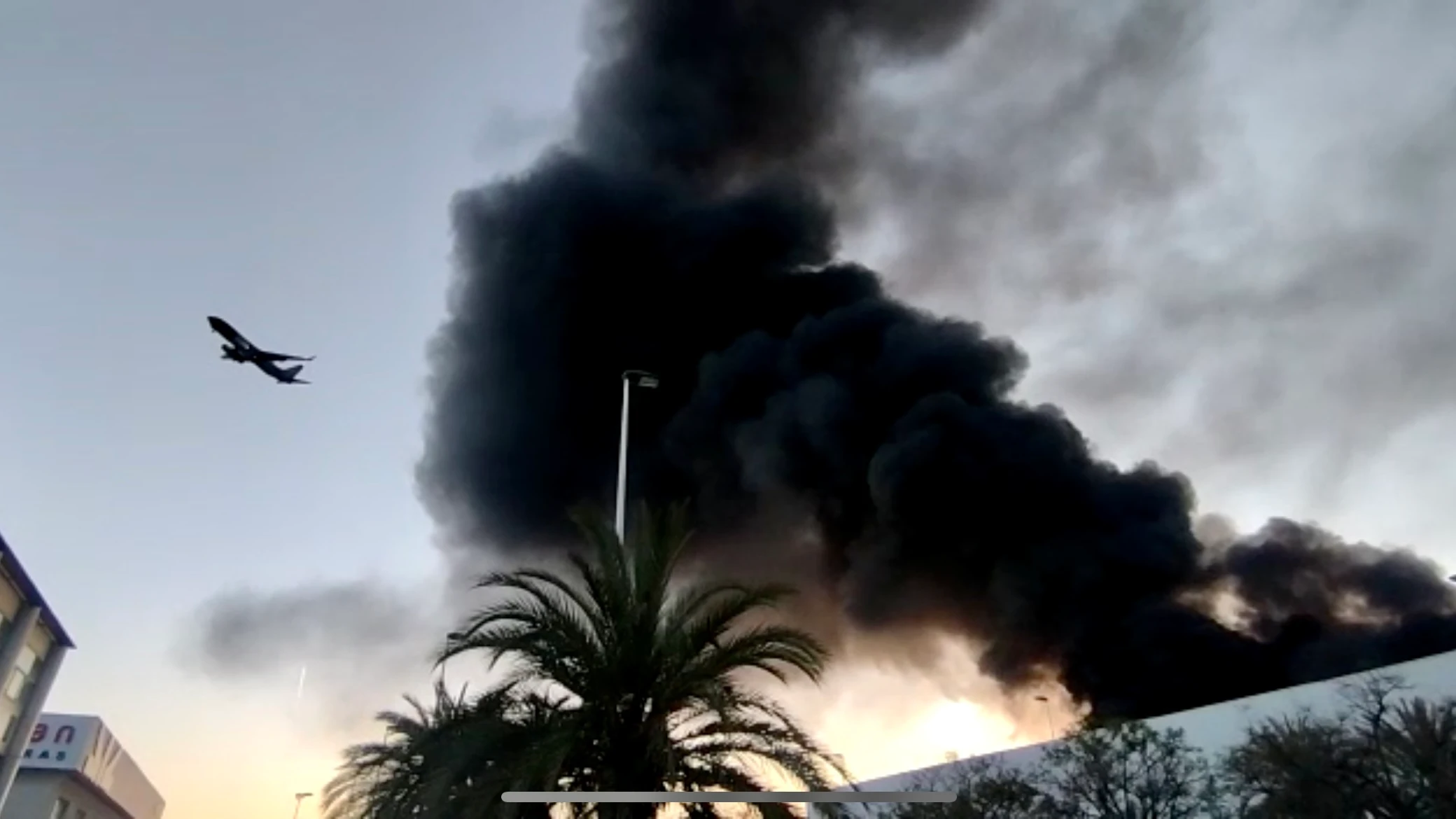 El tráfico aéreo no se ha visto afectado pese a la altura de unos 30 metros que han alcanzado las llamas del incendio de la nave de Cáster El tráfico aéreo no se ha visto afectado pese a la altura de unos 30 metros que han alcanzado las llamas del incendio de la nave de Cáster
