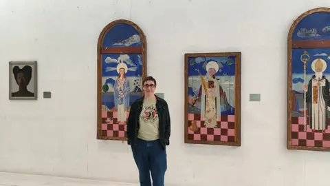 Cita a cegas no Museo de Pontevedra con Begoña Paz Begoña Paz, artista e profesora de Didáctica da Expresión Plástica e Transmisión e mediación e Educación Artística na Facultade de Belas Artes e Ciencias da Educación.